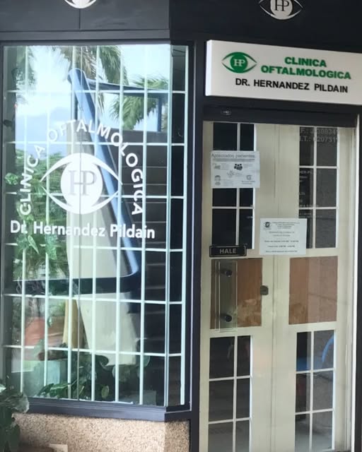 Entrada de la Clínica Oftalmológica Hernández Pildain